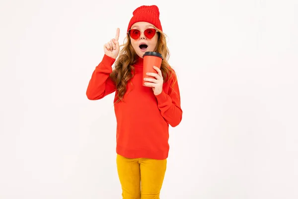 Милая Девушка Красных Очках Позирует Наушниках Держит Бумажную Чашку Студии — стоковое фото