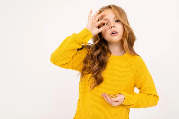 Menina Bonito Posando Com Cápsulas Óleo Peixe Estúdio Fundo Claro — Fotografia de Stock