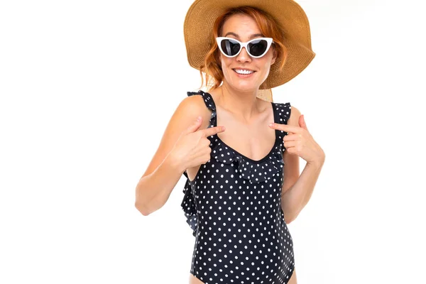 Joven Mujer Gafas Sol Posando Traje Baño Sobre Fondo Blanco — Foto de Stock