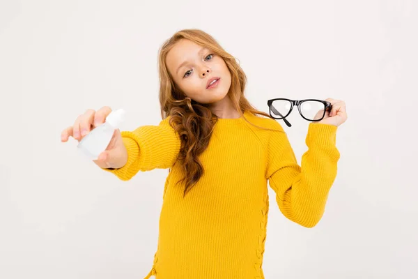 Linda Chica Posando Con Gotas Para Los Ojos Estudio Sobre — Foto de Stock