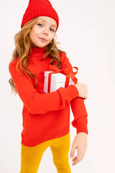 Bonito Menina Segurando Presente Estúdio Fundo Luz — Fotografia de Stock