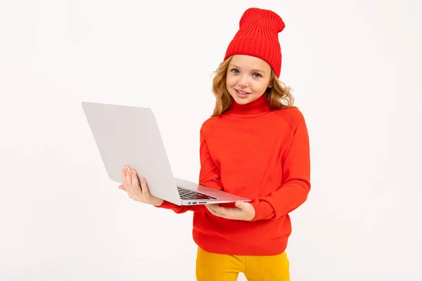 Linda Chica Posando Con Portátil Estudio Sobre Fondo Claro — Foto de Stock