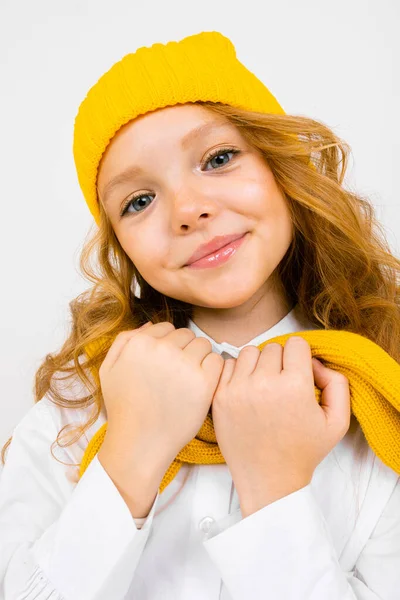 Retrato Niña Linda Moda Posando Sobre Fondo Claro Usando Sombrero —  Fotos de Stock