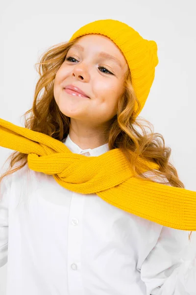 Retrato Niña Linda Moda Posando Sobre Fondo Claro Usando Sombrero — Foto de Stock