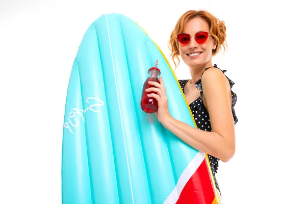 Jovem Mulher Óculos Sol Posando Com Colchão Bebida Contra Fundo — Fotografia de Stock