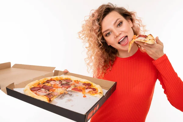 Młoda Kobieta Czerwonej Sukience Pozowanie Pizzą Białym Tle — Zdjęcie stockowe