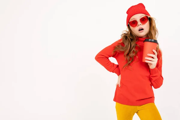 Linda Chica Gafas Rojas Posando Con Auriculares Sosteniendo Taza Papel — Foto de Stock