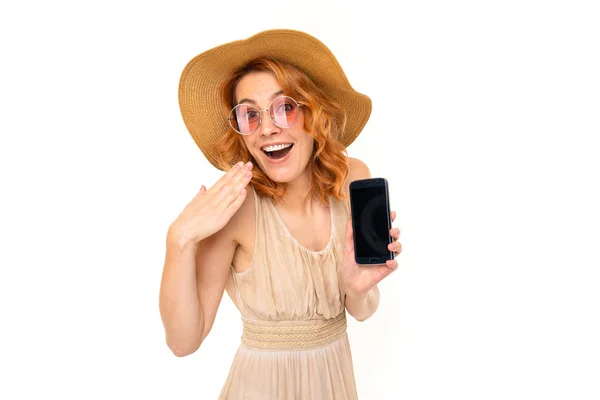 Jovem Mulher Vestido Posando Com Telefone Celular Contra Fundo Branco — Fotografia de Stock