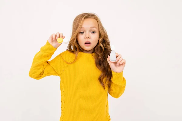 Niedliches Mädchen Posiert Mit Augentropfen Studio Auf Hellem Hintergrund — Stockfoto