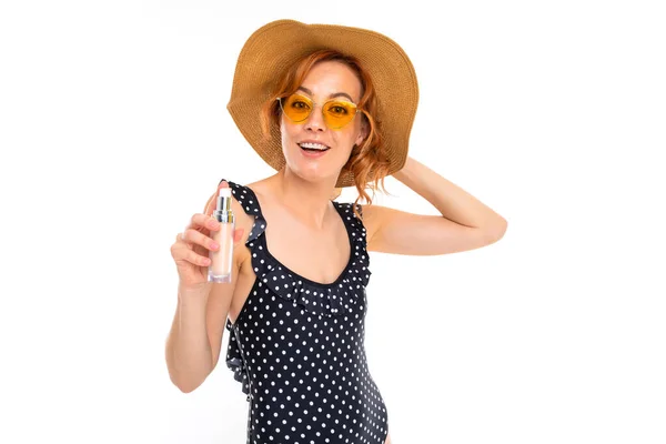 Mujer Joven Sombrero Playa Posando Con Protector Solar Sobre Fondo — Foto de Stock