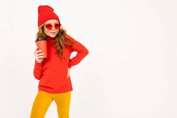 Jolie Fille Lunettes Rouges Posant Avec Des Écouteurs Tenant Tasse — Photo