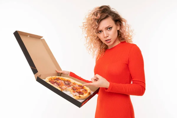 Молода Жінка Червоній Сукні Позує Піцою Білому Тлі — стокове фото