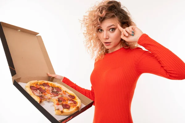 Młoda Kobieta Czerwonej Sukience Pozowanie Pizzą Białym Tle — Zdjęcie stockowe