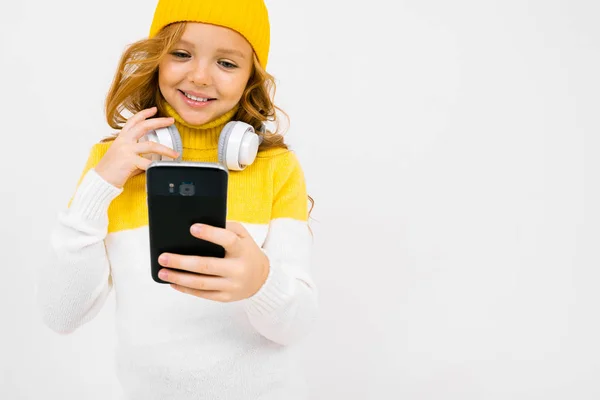 Linda Chica Posando Con Auriculares Teléfono Móvil Estudio Sobre Fondo — Foto de Stock