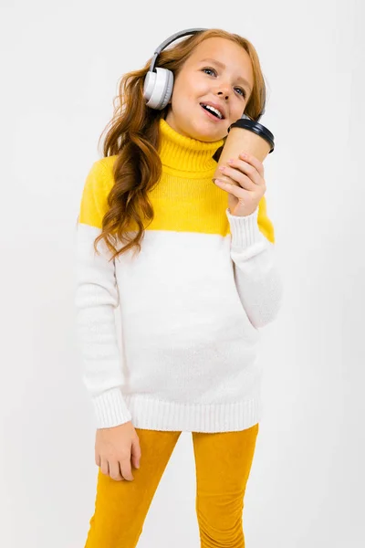 Menina Bonito Fones Ouvido Posando Com Copo Papel Estúdio Fundo — Fotografia de Stock