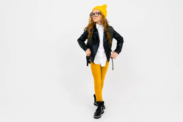Крута Маленька Дівчинка Лазерній Куртці Позує Рюкзаком Студії Світлому Фоні — стокове фото