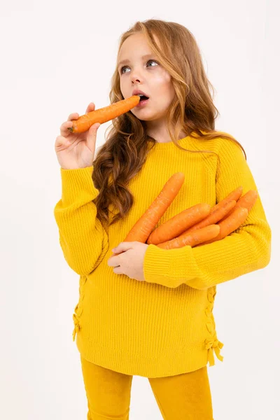 Модная Девушка Позирует Морковкой Студии Светлом Фоне — стоковое фото