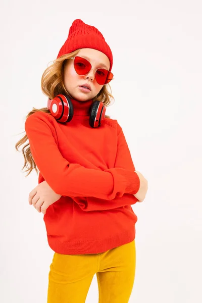 Linda Chica Gafas Rojas Posando Con Auriculares Estudio Sobre Fondo — Foto de Stock