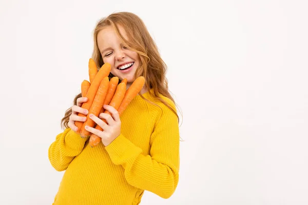 Модна Дівчина Позує Морквою Студії Світлому Фоні — стокове фото