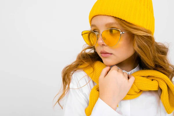 Retrato Cerca Niña Linda Con Bufanda Amarilla Sombrero Gafas —  Fotos de Stock