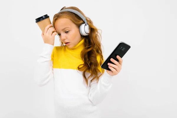 Linda Niña Los Auriculares Posando Con Taza Papel Teléfono Móvil — Foto de Stock