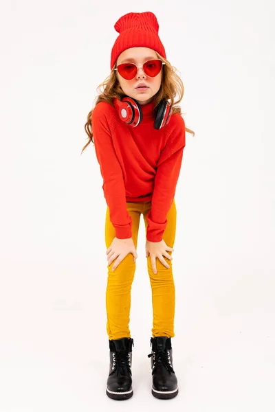 Schattig Meisje Rode Bril Poseren Met Koptelefoon Studio Lichte Achtergrond — Stockfoto