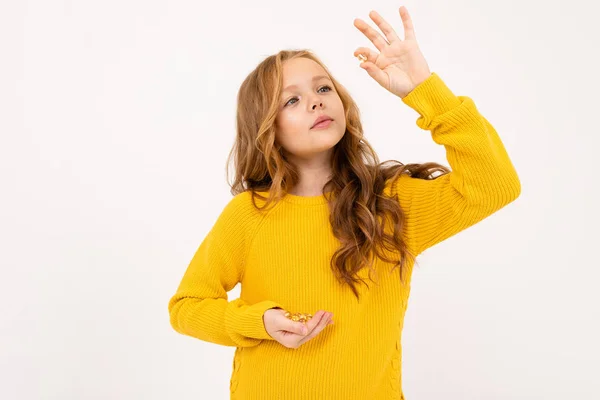 Niedliches Mädchen Posiert Mit Fischöl Kapseln Studio Auf Hellem Hintergrund — Stockfoto