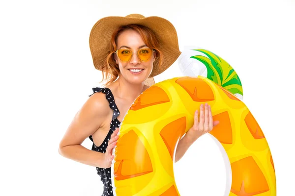 Junge Frau Mit Sonnenbrille Posiert Mit Gummiring Vor Weißem Hintergrund — Stockfoto