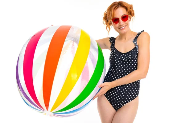Junge Frau Mit Sonnenbrille Posiert Mit Aufblasbarem Ball Vor Weißem — Stockfoto