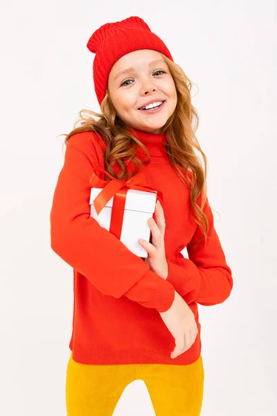 Bonito Menina Segurando Presente Estúdio Fundo Luz — Fotografia de Stock