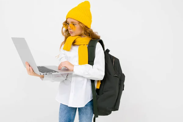 Drăguț Modă Mic Călător Fată Laptop — Fotografie, imagine de stoc