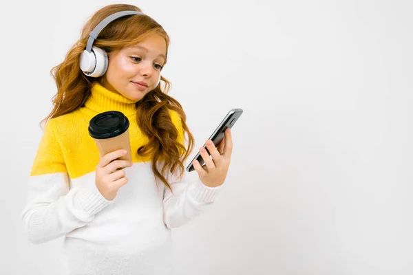 Linda Niña Los Auriculares Posando Con Taza Papel Teléfono Móvil — Foto de Stock