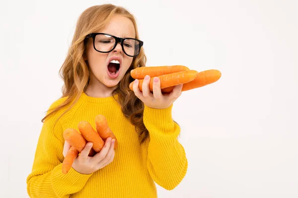 Ragazza Alla Moda Posa Con Carote Studio Sfondo Chiaro — Foto Stock