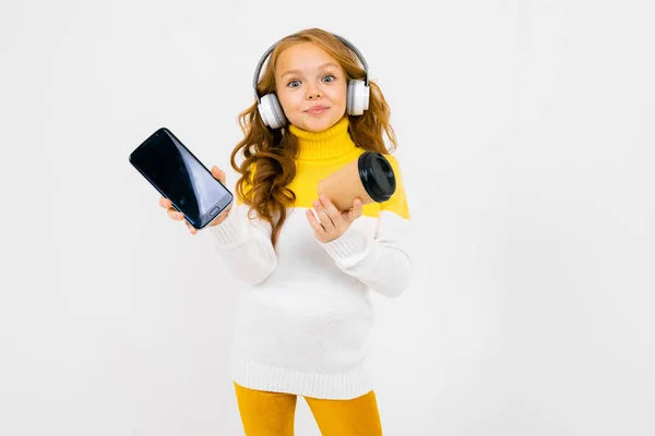 Linda Niña Los Auriculares Posando Con Taza Papel Teléfono Móvil — Foto de Stock