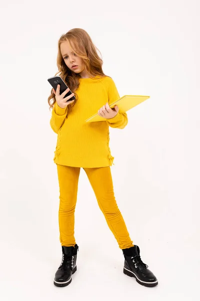 Schattig Meisje Poseren Met Mobiele Telefoon Map Studio Lichte Achtergrond — Stockfoto