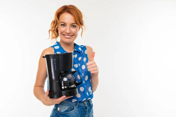Kahve Makinesi Beyaz Arka Planda Poz Veren Genç Bir Kadın — Stok fotoğraf