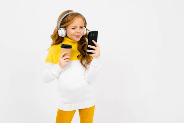 Linda Niña Los Auriculares Posando Con Taza Papel Teléfono Móvil — Foto de Stock