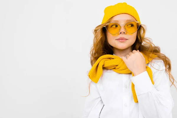 Retrato Cerca Niña Linda Con Bufanda Amarilla Sombrero Gafas — Foto de Stock