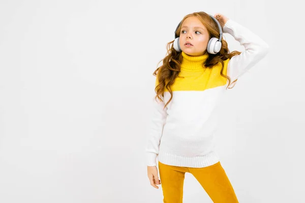 Niedliches Kleines Mädchen Mit Kopfhörern Posiert Studio Auf Hellem Hintergrund — Stockfoto