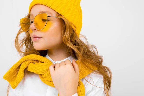 Retrato Cerca Niña Linda Con Bufanda Amarilla Sombrero Gafas —  Fotos de Stock