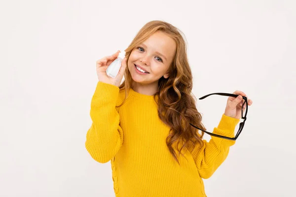 Fille Mignonne Posant Avec Des Gouttes Pour Les Yeux Studio — Photo