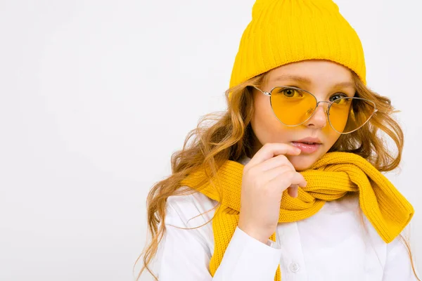 Retrato Cerca Niña Linda Con Bufanda Amarilla Sombrero Gafas —  Fotos de Stock