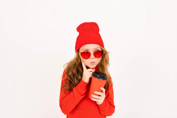 Menina Bonito Óculos Vermelhos Posando Com Fones Ouvido Segurando Copo — Fotografia de Stock