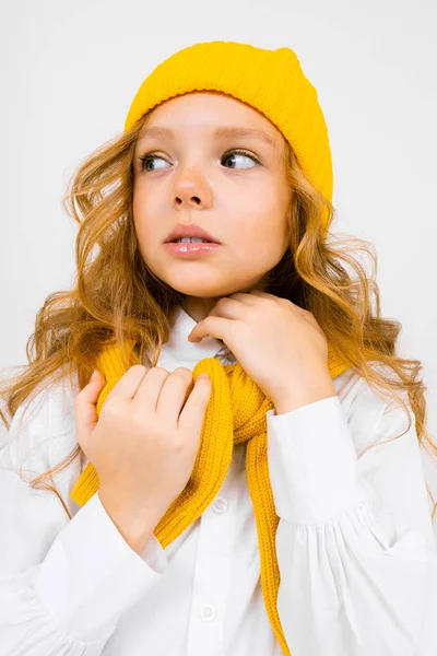 Retrato Niña Linda Moda Posando Sobre Fondo Claro Usando Sombrero —  Fotos de Stock