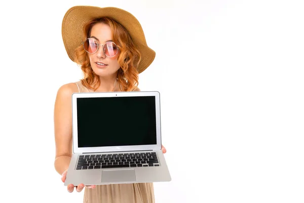 Femeie Tânără Rochie Pozând Laptop Fundal Alb — Fotografie, imagine de stoc