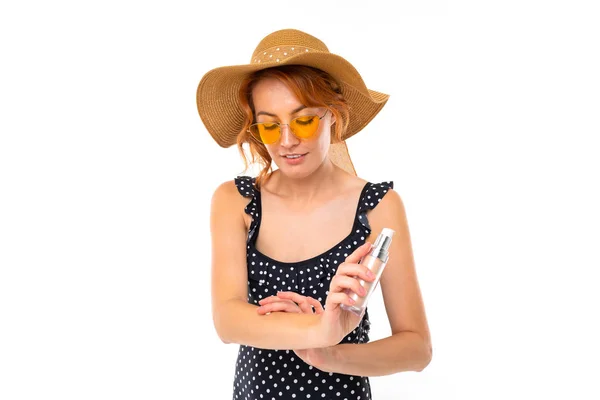 Mujer Joven Sombrero Playa Posando Con Protector Solar Sobre Fondo —  Fotos de Stock