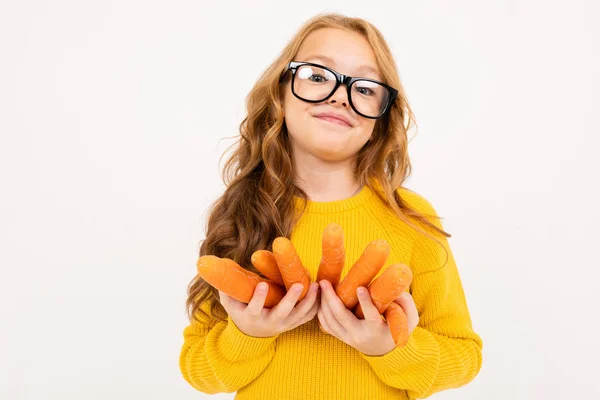 Ragazza Alla Moda Posa Con Carote Studio Sfondo Chiaro — Foto Stock