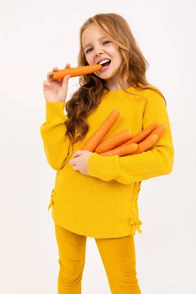 Chica Moda Posando Con Zanahorias Estudio Sobre Fondo Claro — Foto de Stock