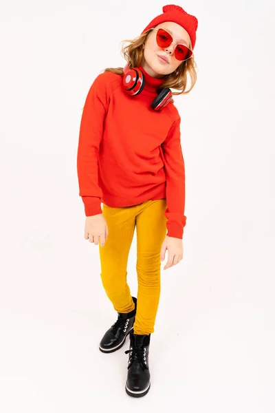 Мила Дівчина Червоних Окулярах Позує Навушниками Студії Світлому Фоні — стокове фото