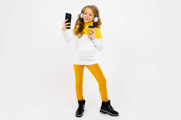 Menina Bonito Fones Ouvido Posando Com Copo Papel Telefone Celular — Fotografia de Stock